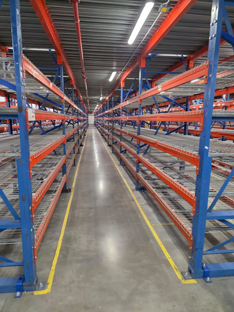 Pasillo de rack industrial estructural usado en Tijuana